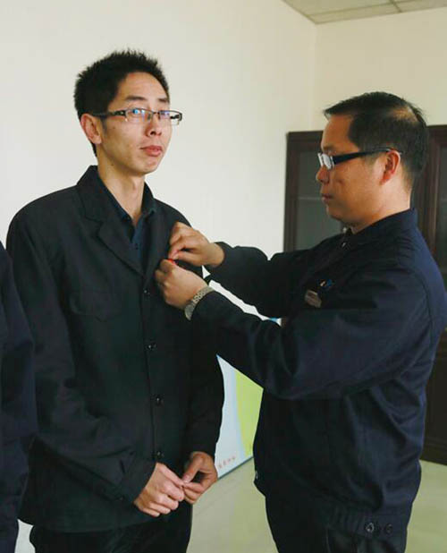 ca88官方唯一网站党委建议：佩带党徽 亮明身份 增强责恣意识